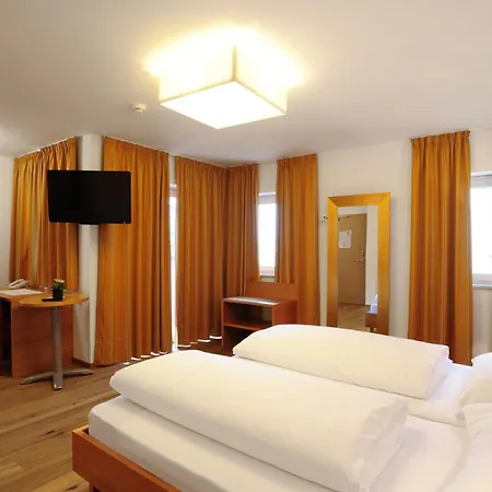 Hotel Teutschhaus Cortina Sulla Strada del Vino Exterior photo