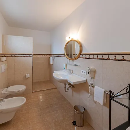 Hotel Teutschhaus Cortina Sulla Strada del Vino Room photo